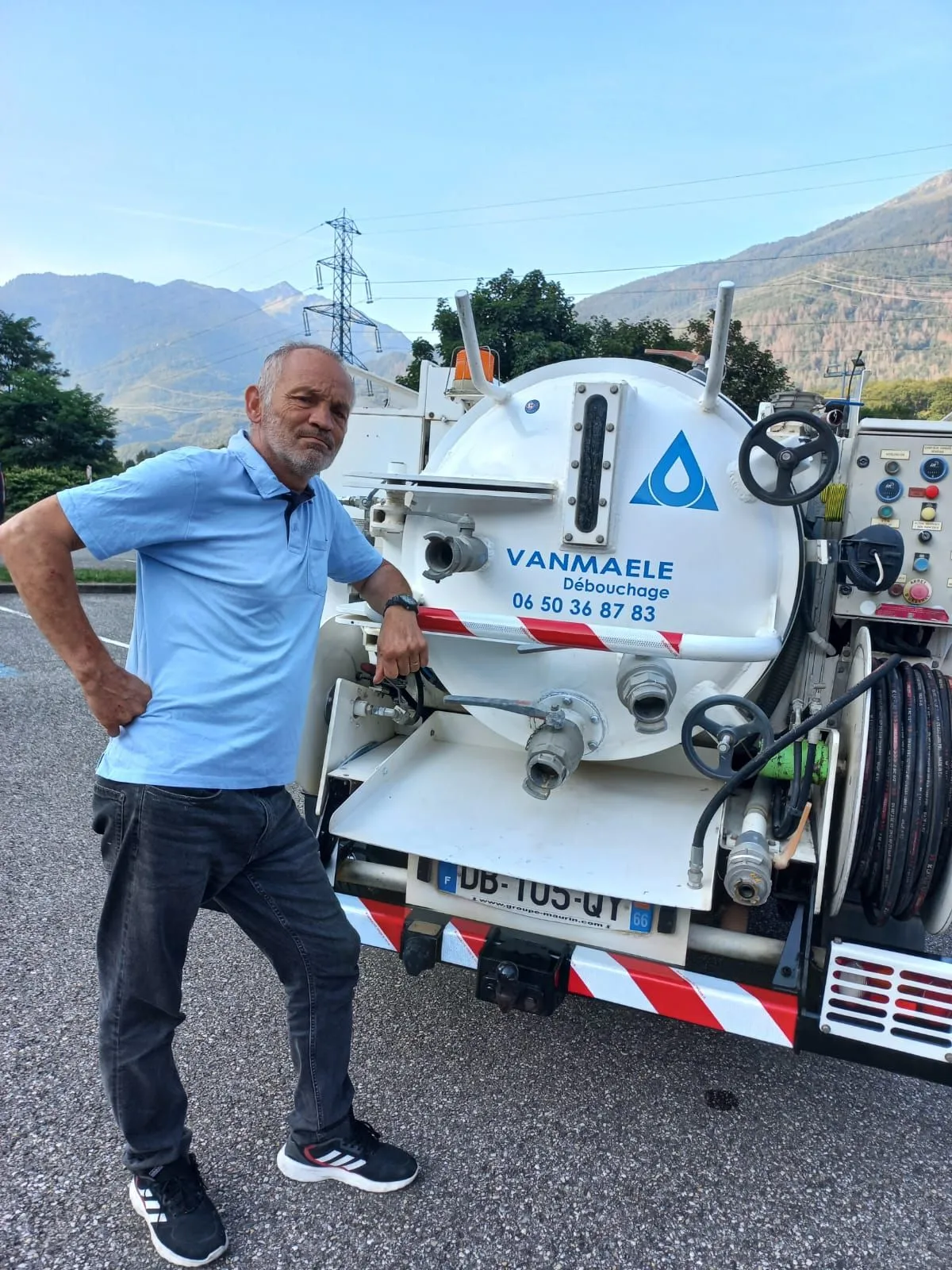 Camion hydrocureur Vanmaele Débouchage devant les montagnes de Savoie